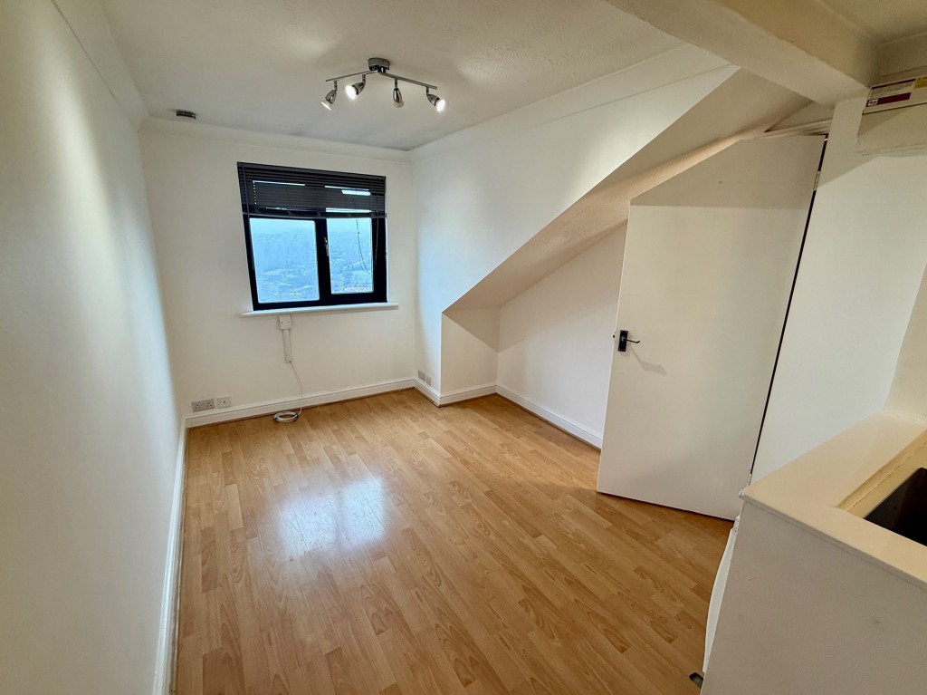 Lot: 111 - VACANT ONE-BEDROOM FLAT - Living area